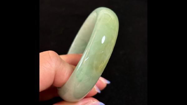 冰感帶淡綠，種水好，很潤。正圈寬版手鐲：約57mm,寬度約16mm