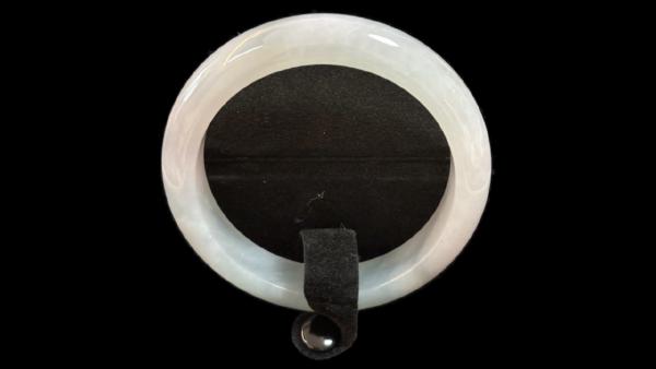 冰感帶春彩，肉質細膩，種水非常好，膠感飽滿，很透，完美無紋裂。圈口約57mm