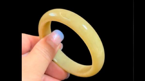 蜜糖黃翡，種水好，膠感滿滿，無紋裂。圈口57mm