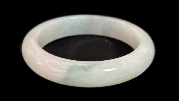 帶冰感飄一抹綠，手鐲，種水好，膠感滿滿，水潤水潤，完美無紋裂。圈口約55.8mm