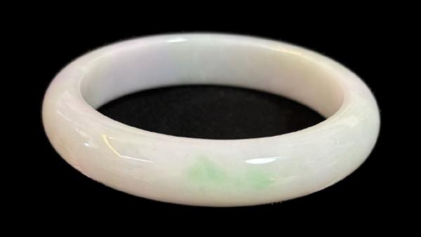 牛奶底飄一抹綠，膠感飽滿，種老。完美無紋裂。圈口約56.6mm，完美無紋裂。