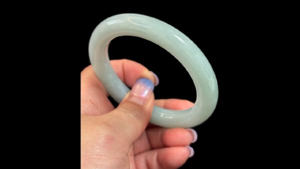 湖水綠，種水好，質地細膩，膠感飽滿，完美無紋裂。圈口約57.5mm
