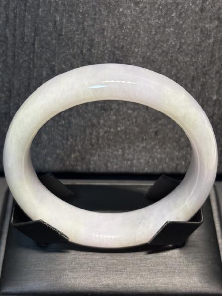 紫羅蘭翡翠圓條手鐲，質地溫潤，色澤淡雅均勻，圓條飽滿