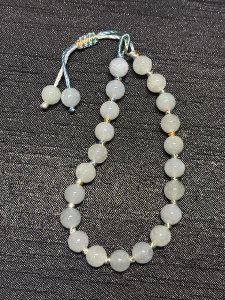 冰種翡翠珠串手鏈，珠子通透，配金色隔珠，清雅精緻