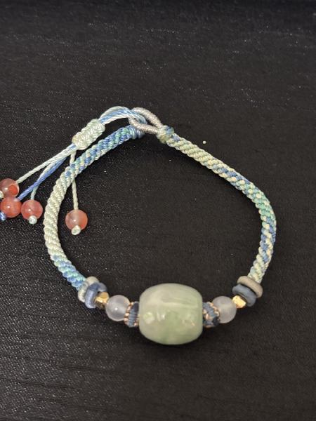 綠翡翠桶珠編繩手鏈，主石色澤清新，配南紅瑪瑙珠，手工編織