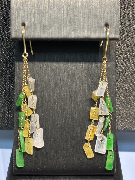 三彩翡翠流蘇耳環，綠白黃三色交錯，18K金鏈，靈動飄逸
