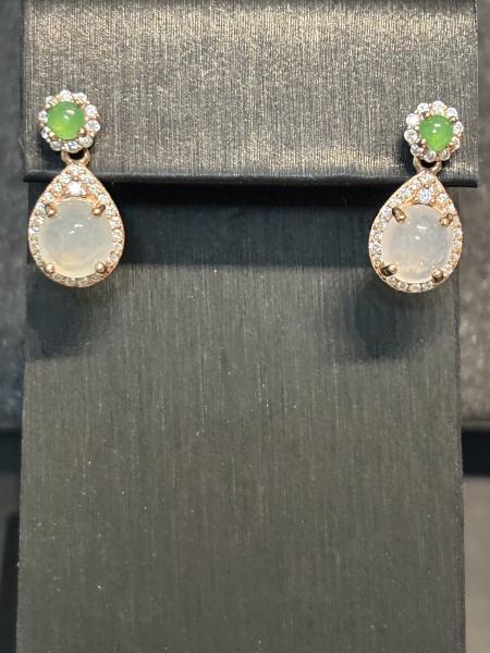 冰種白翡翠蛋面耳環，配綠翡翠，18K玫瑰金鑲鑽，晶瑩剔透