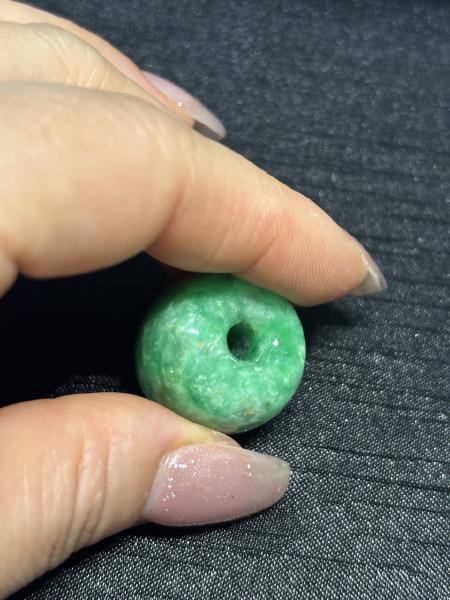 滿綠翡翠圓珠裸石，色澤鮮豔濃郁，質地細膩，適合鑲嵌