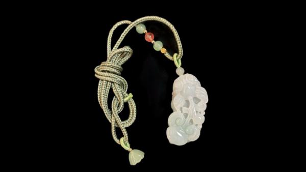 貔貅（淡青底，種水好，質地細膩，雕工細緻