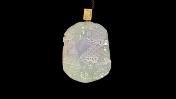 紫羅蘭山水牌+ 18K黃金和鑽。想要發大財必帶山水牌。料子質地細嫩，雕工細緻，中間一截紫，很有意境。翡翠山水牌的㝢意是胸背山河，自由灑脫，備有靠山，怡然自得，財源廣進，蘊含著人們對美好生活的追求和嚮往。