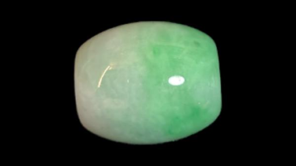 飄綠翡翠蛋面，種水好，質地細膩，膠感飽滿，色澤清新