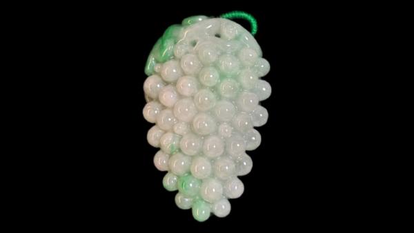 飄綠葡萄串，雕工細緻，顆顆飽滿圓潤。寓意多子多福，碩果累累