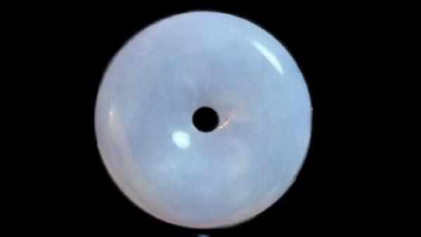 冰種平安扣，膠感飽滿，冰冰透透，純淨如水。寓意平安健康