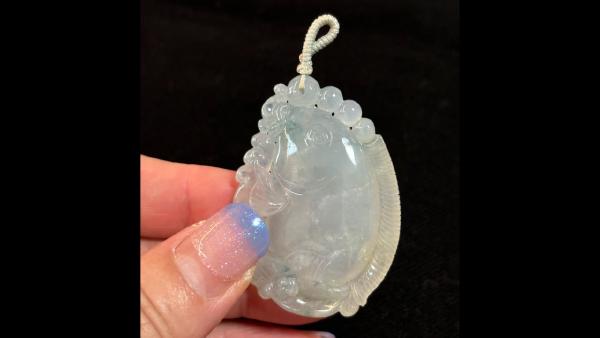 冰種魚化龍，冰冰透透，雕工精緻。寓意鯉魚躍龍門，飛黃騰達