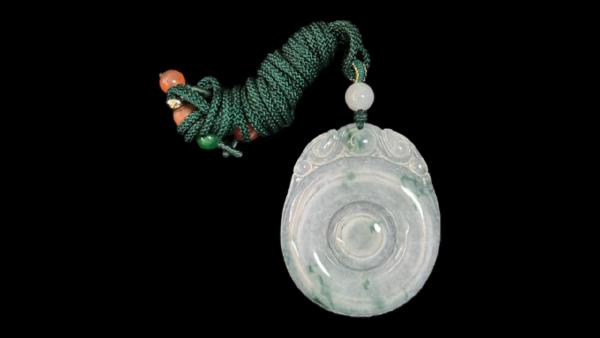 飄花大福貝，冰冰的膠感滿滿又大氣。福背中有一個“福“字，所以翡翠福貝是吉利福氣的象徵。翡翠福貝常常被做成美麗的耳墜，成雙成對的耳墜在女性圓潤的耳朵上掛著代表著福在眼前。在古代還沒有發明錢幣的時候，貝殼曾經作為流通貨幣出現過。