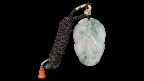 金枝玉葉/一葉成名，帶冰感飄花大葉子，飄花靈動又飽滿大氣。有開枝散葉，大夜有成的㝢意；也有用來形容女子的金枝玉葉的意思。