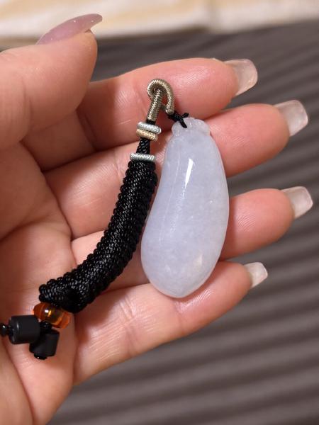 冰種紫羅蘭翡翠福瓜吊墜，種水細膩，色澤淡雅，配黑色編繩