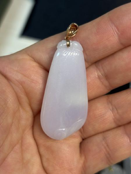 冰種紫羅蘭翡翠福瓜吊墜，質地溫潤，18K金鑲鑽扣頭，高貴典雅