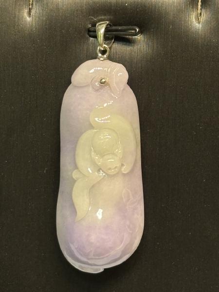 紫羅蘭翡翠仙女雕刻吊墜，工藝精湛，人物靈動，銀質扣頭