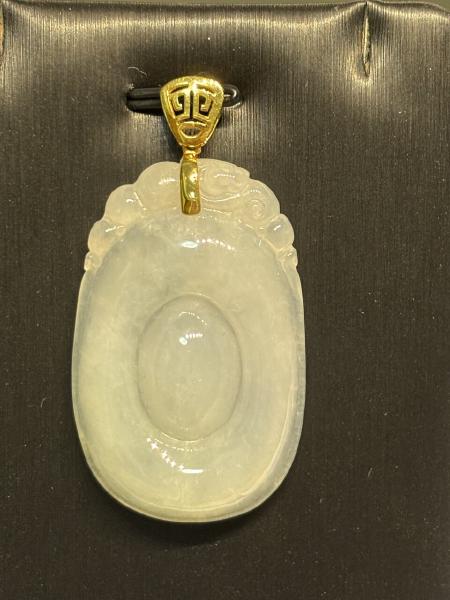 冰種白翡翠如意吊墜，種水通透，雕工精細，18K金扣頭，寓意吉祥如意