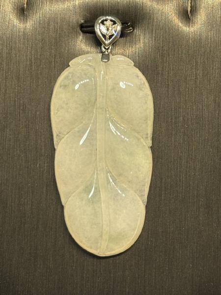 冰種翡翠金枝玉葉吊墜，葉片造型栩栩如生，銀質鑲鑽扣頭