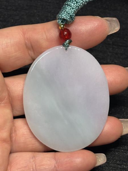 冰種紫羅蘭翡翠龍鳳呈祥牌，正面精雕龍鳳花卉，背面光素溫潤，配綠色編繩