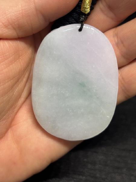 冰種翡翠麒麟雕刻吊墜，鏤空雕工精湛，瑞獸祥雲，配黑色編繩