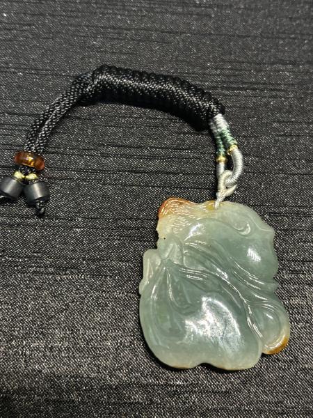 翡翠黃加綠金魚雕刻吊墜，色彩鮮明，雕工細緻，配黑色編繩，年年有餘