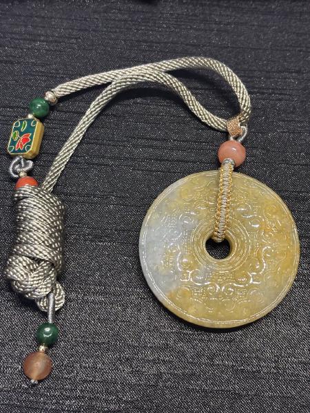 黃翡翠雕花平安扣吊墜，古典紋飾精美，配編繩流蘇，景泰藍珠飾點綴，寓意平安吉祥