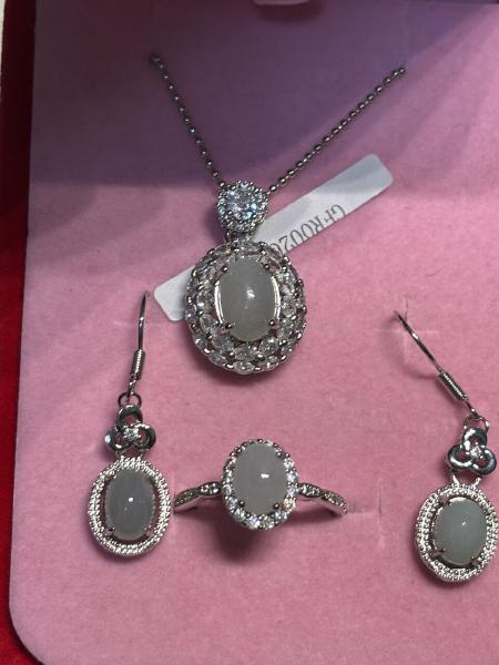 冰種翡翠蛋面首飾套裝，含項鏈、耳環、戒指，銀質鑲鋯石，復古花紋設計